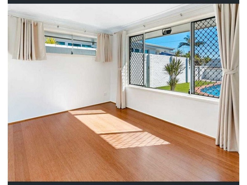 12 Andrea Avenue, Broadbeach Waters QLD 4218