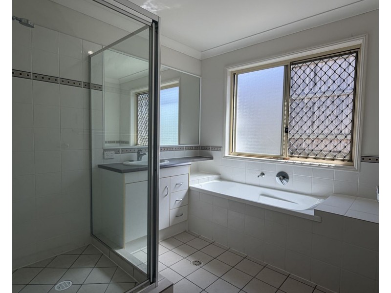 27 Charlton Place, Regents Park QLD 4118