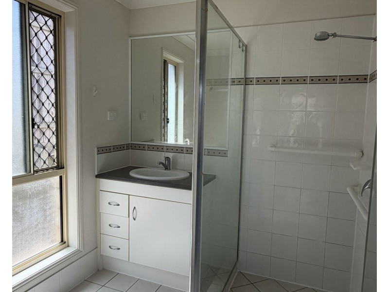 27 Charlton Place, Regents Park QLD 4118