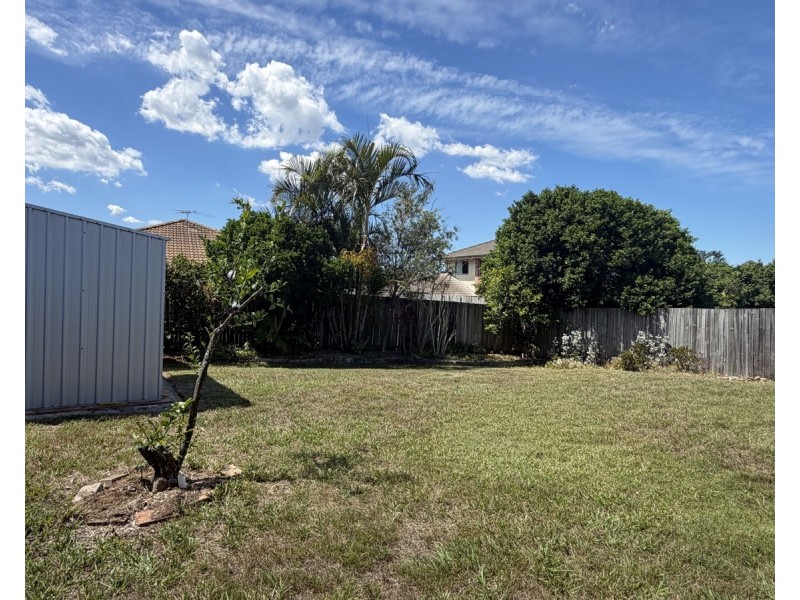 27 Charlton Place, Regents Park QLD 4118
