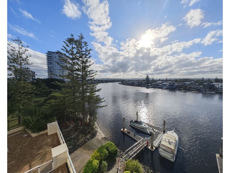 09 2890 Gold Coast Highway, Surfers Paradise QLD 4217