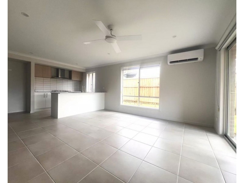 6 Chrysanthus St, Crestmead QLD 4132