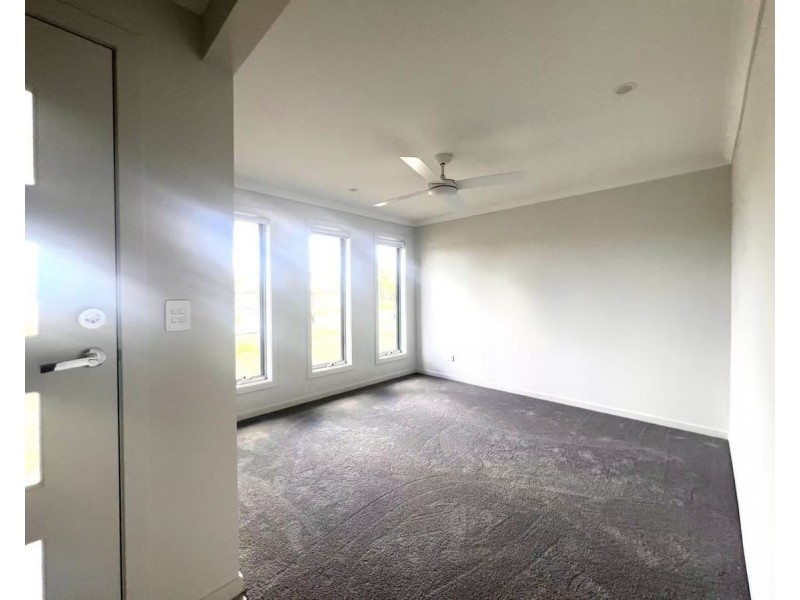 6 Chrysanthus St, Crestmead QLD 4132