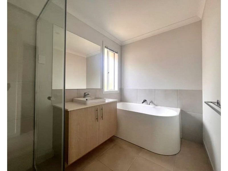 6 Chrysanthus St, Crestmead QLD 4132