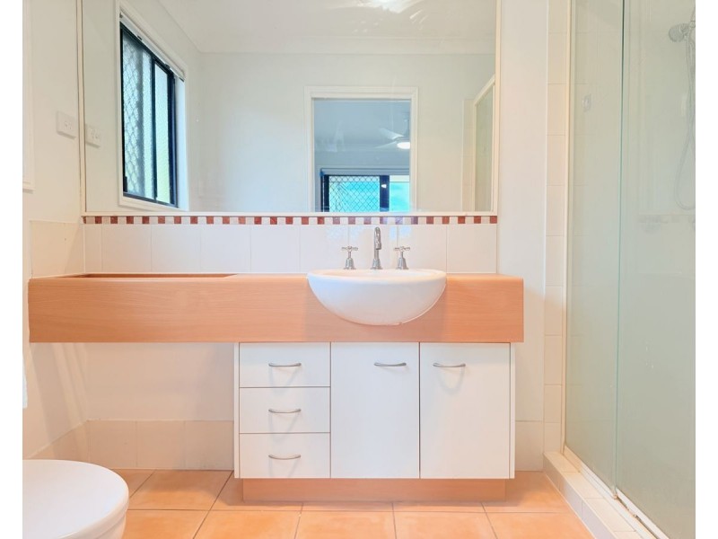 2/7 Nev Close, Wishart QLD 4122