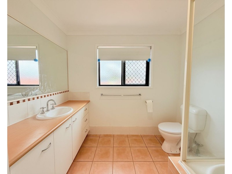 2/7 Nev Close, Wishart QLD 4122