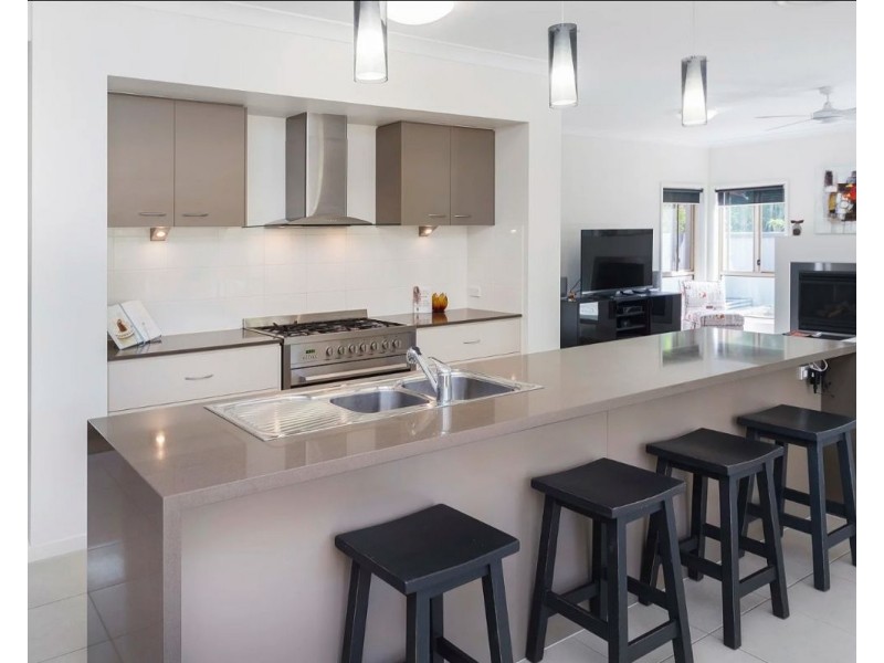 13 The Peninsula, Helensvale QLD 4212