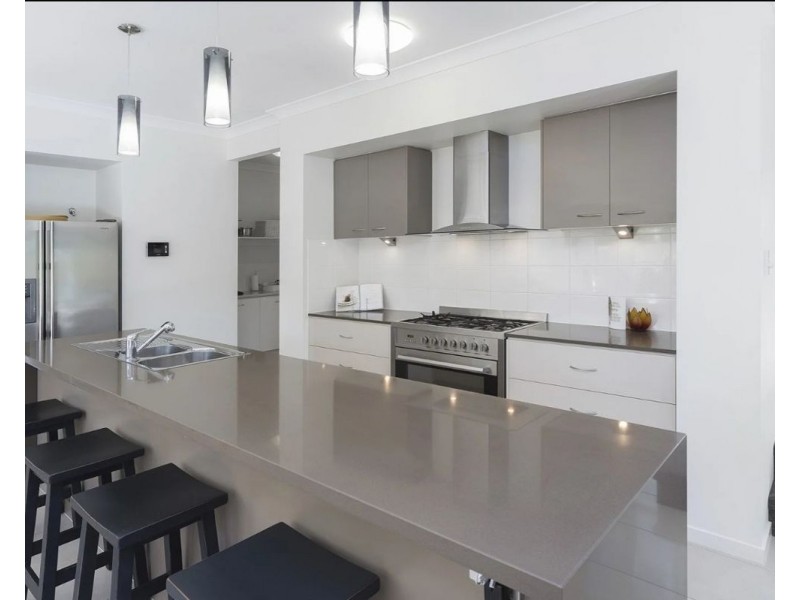 13 The Peninsula, Helensvale QLD 4212