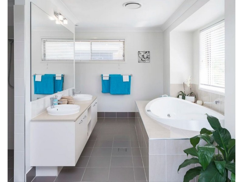 13 The Peninsula, Helensvale QLD 4212