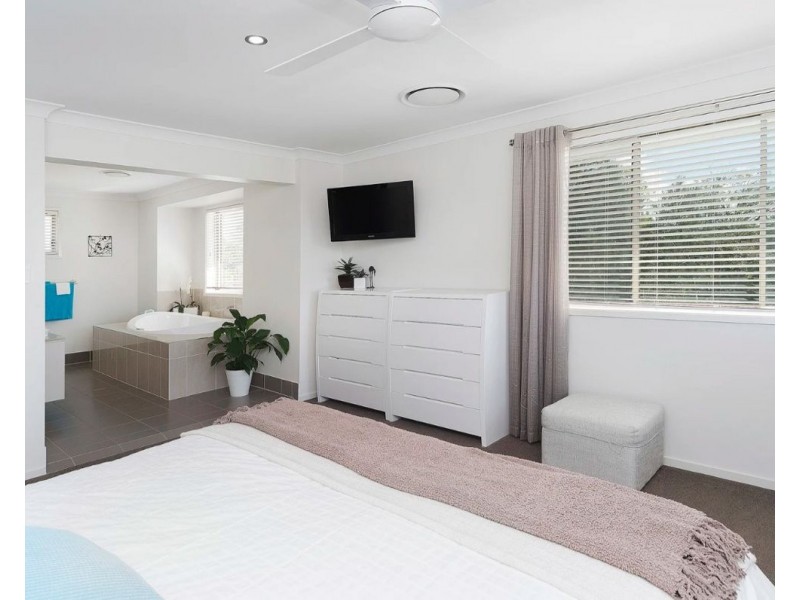 13 The Peninsula, Helensvale QLD 4212