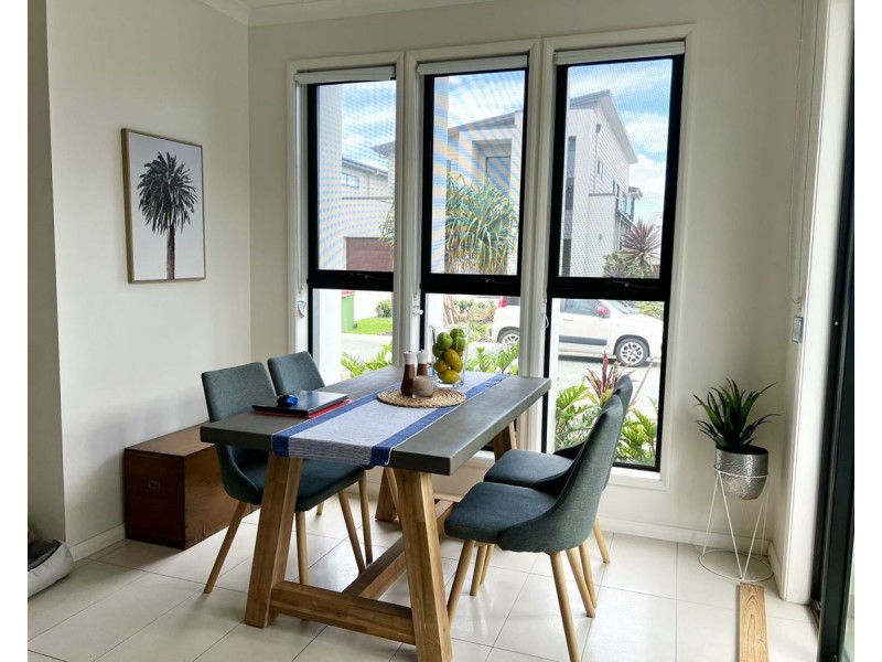 30 Mayfair Lane, Hope Island QLD 4212