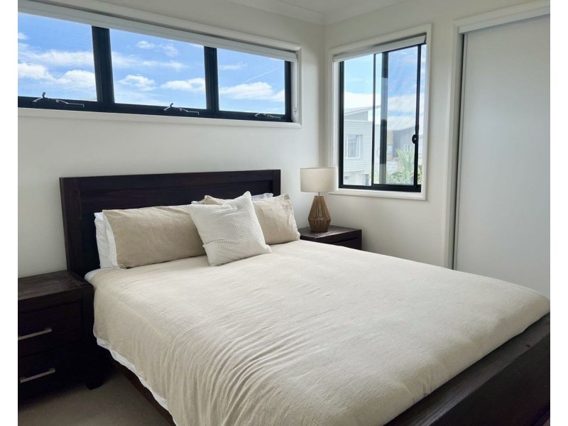 30 Mayfair Lane, Hope Island QLD 4212