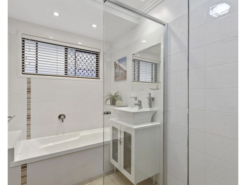 8 Suffolk Street, Wishart QLD 4122