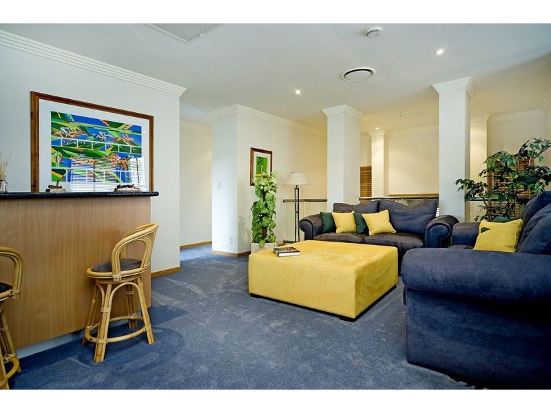 1672 Riverdale Dr, Hope Island QLD 4212