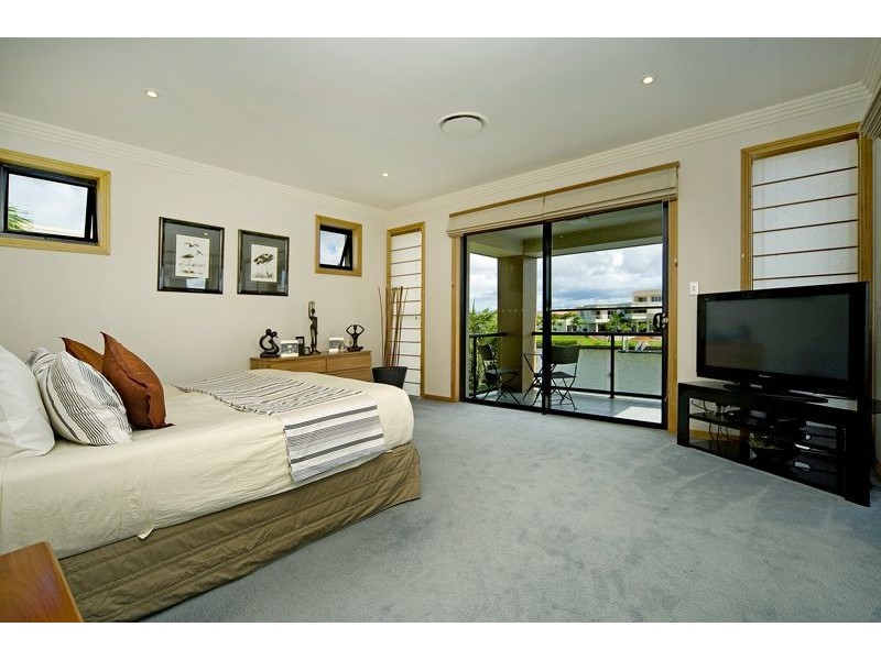 1672 Riverdale Dr, Hope Island QLD 4212