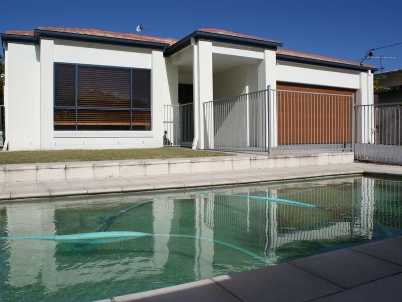 8 Broadwater Street, Runaway Bay QLD 4216
