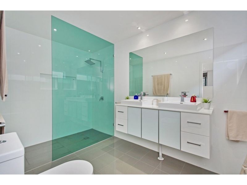 5 Pinaroo Cr, Ashmore QLD 4214