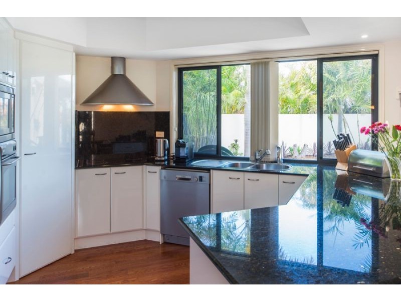 24 The Peninsula, Helensvale QLD 4212