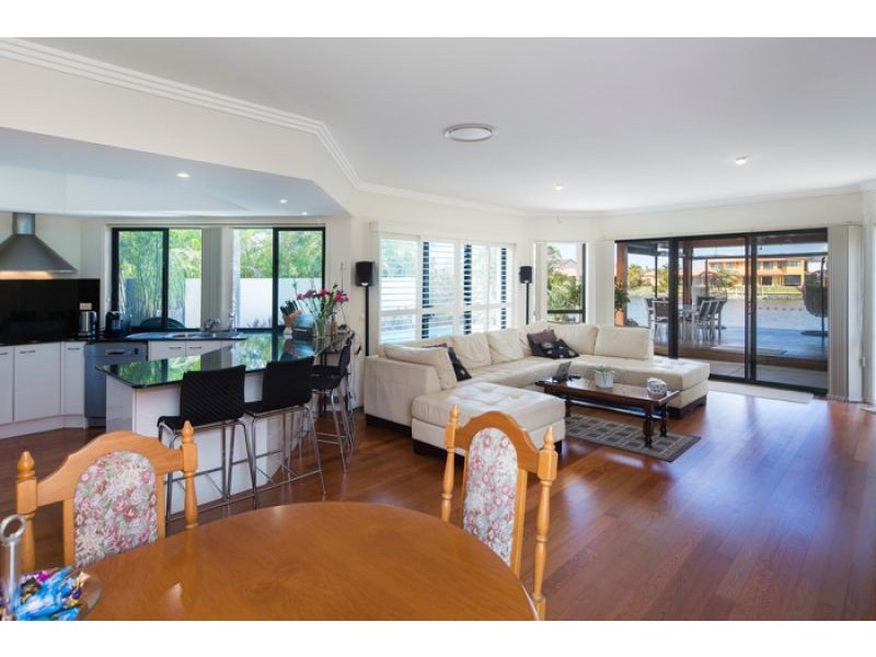 24 The Peninsula, Helensvale QLD 4212