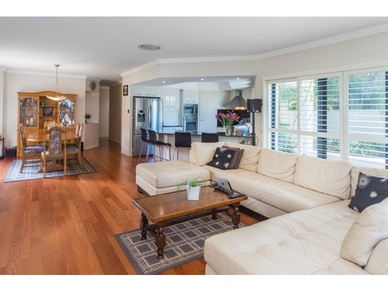 24 The Peninsula, Helensvale QLD 4212