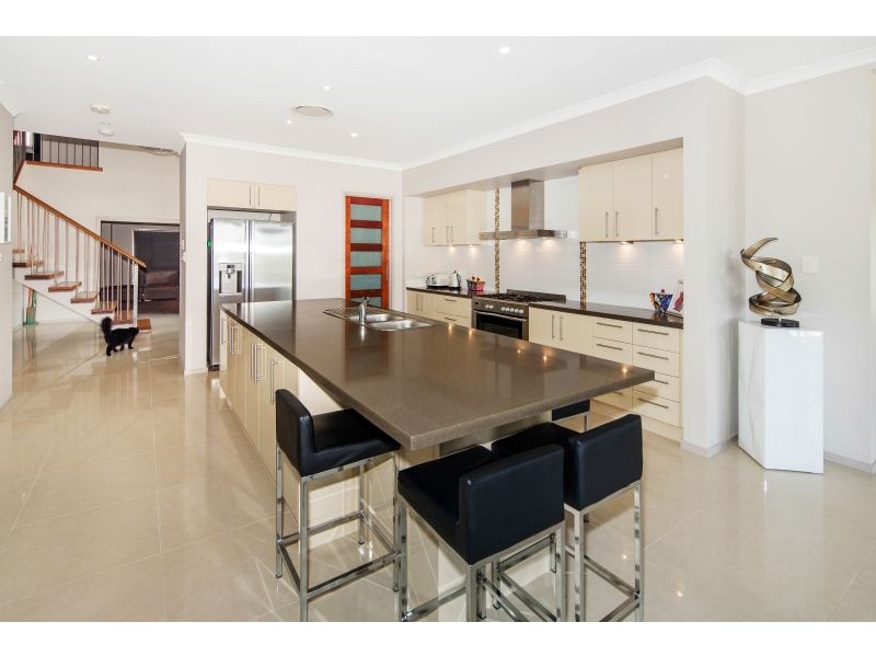 7 North Bank Ct, Helensvale QLD 4212