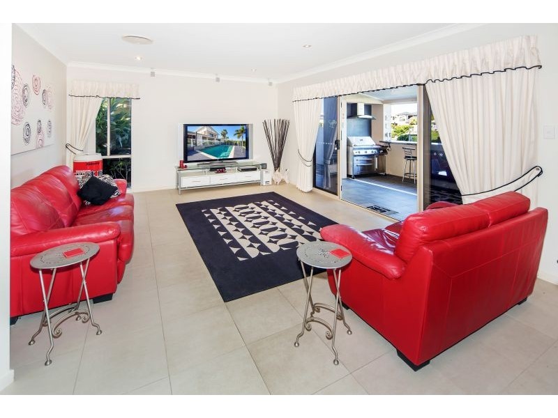 16 North Bank Ct, Helensvale QLD 4212