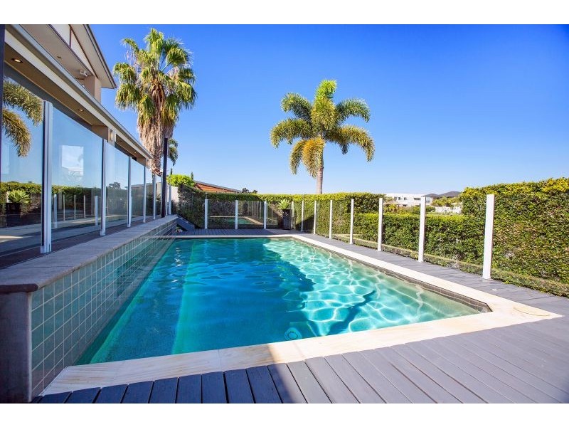 16 North Bank Ct, Helensvale QLD 4212