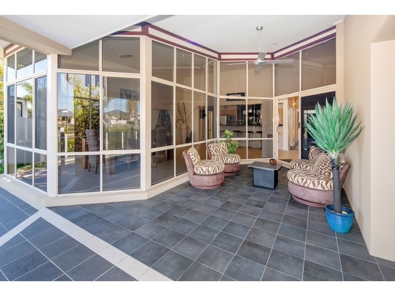 16 North Bank Ct, Helensvale QLD 4212