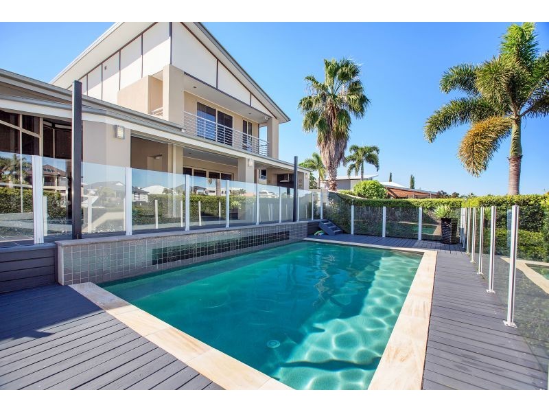 16 North Bank Ct, Helensvale QLD 4212