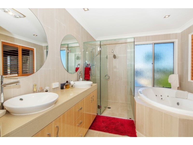 16 North Bank Ct, Helensvale QLD 4212