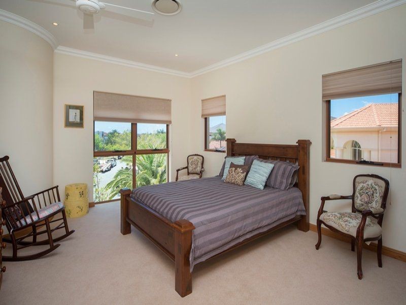 2332 Cressbrook Dr, Hope Island QLD 4212