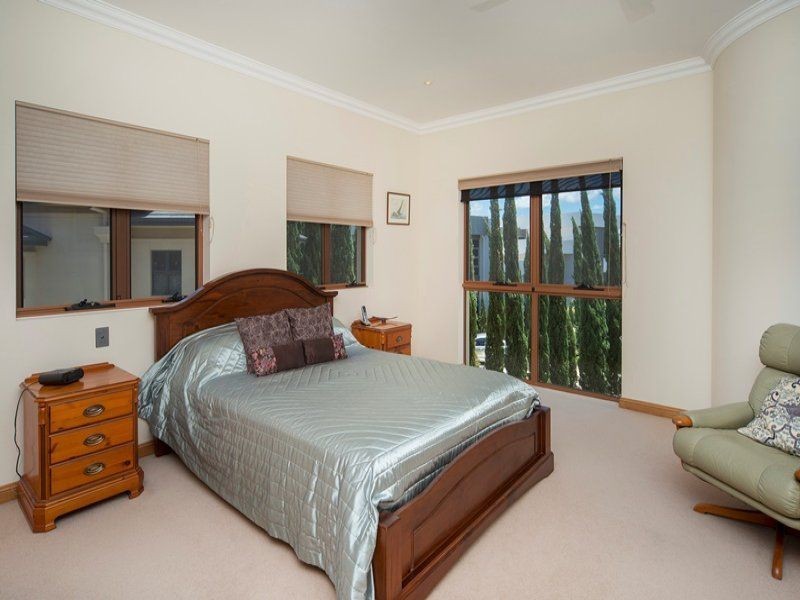 2332 Cressbrook Dr, Hope Island QLD 4212