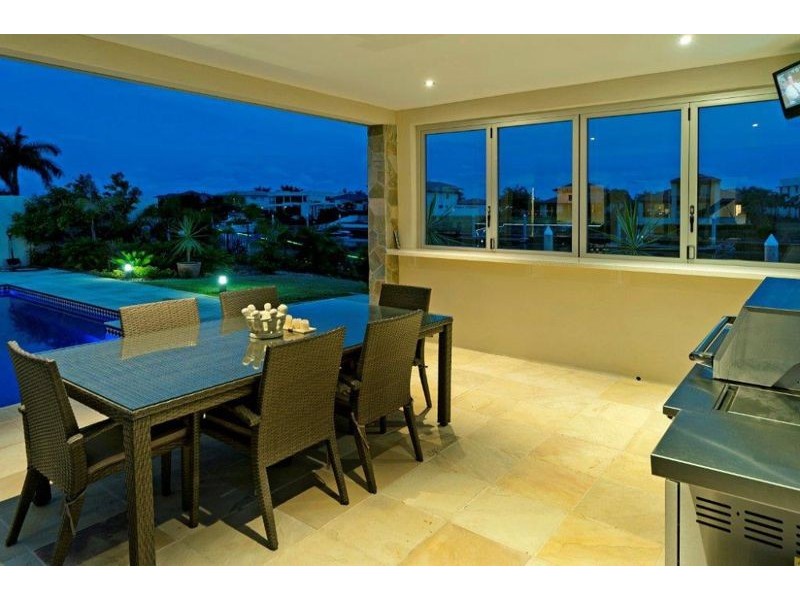 2327 Cressbrook Dr, Hope Island QLD 4212