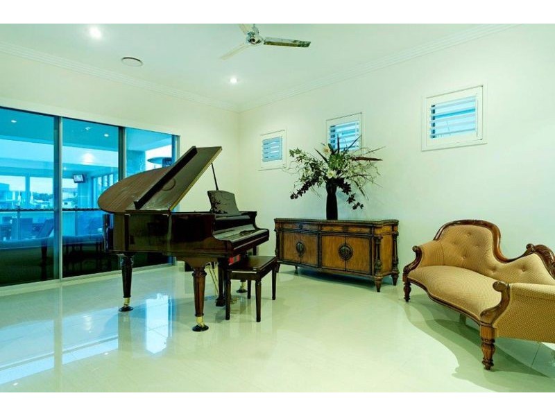 2327 Cressbrook Dr, Hope Island QLD 4212