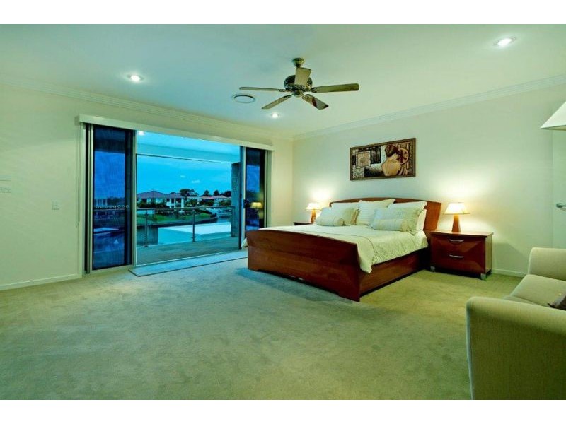 2327 Cressbrook Dr, Hope Island QLD 4212