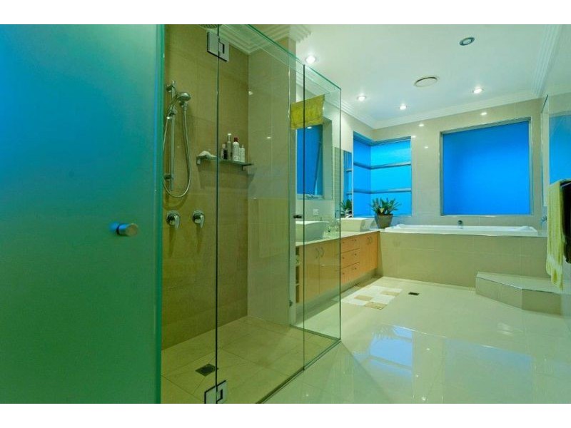 2327 Cressbrook Dr, Hope Island QLD 4212