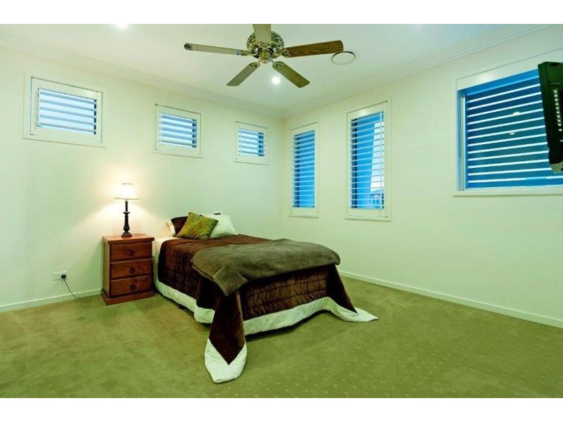 2327 Cressbrook Dr, Hope Island QLD 4212