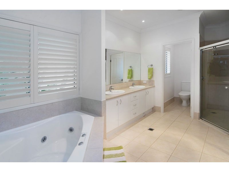 2118 Fernlea Cl, Hope Island QLD 4212