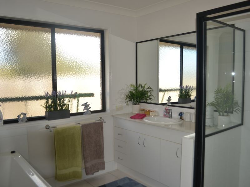 4 Haslingden Park Dr, Lowood QLD 4311