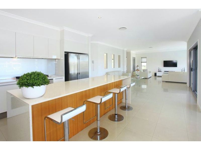 2637 Yanderra Close, Hope Island QLD 4212