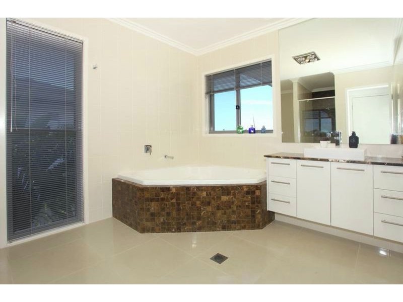 2637 Yanderra Close, Hope Island QLD 4212