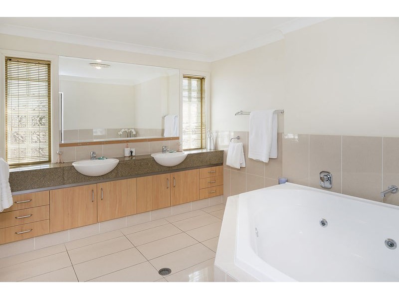 2168 Beaufort Way, Hope Island QLD 4212