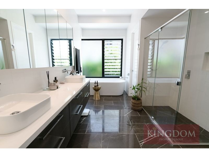 2137 Beaufort Way, Hope Island QLD 4212