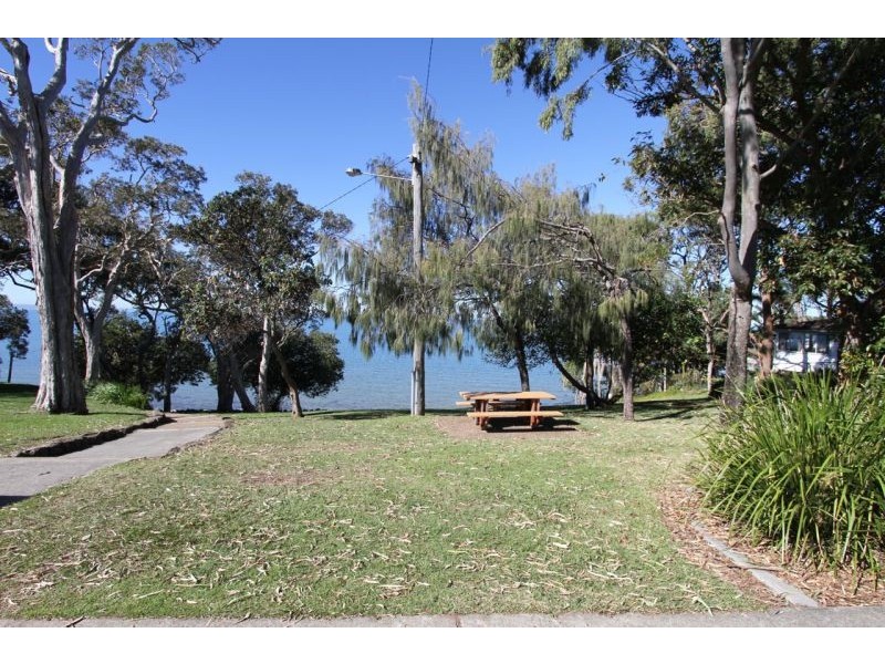 6 Arthur St, Woody Point QLD 4019