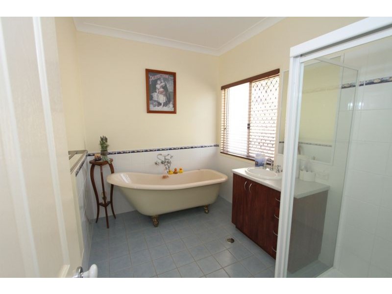 860 Clear Mountain Rd, Cashmere QLD 4500