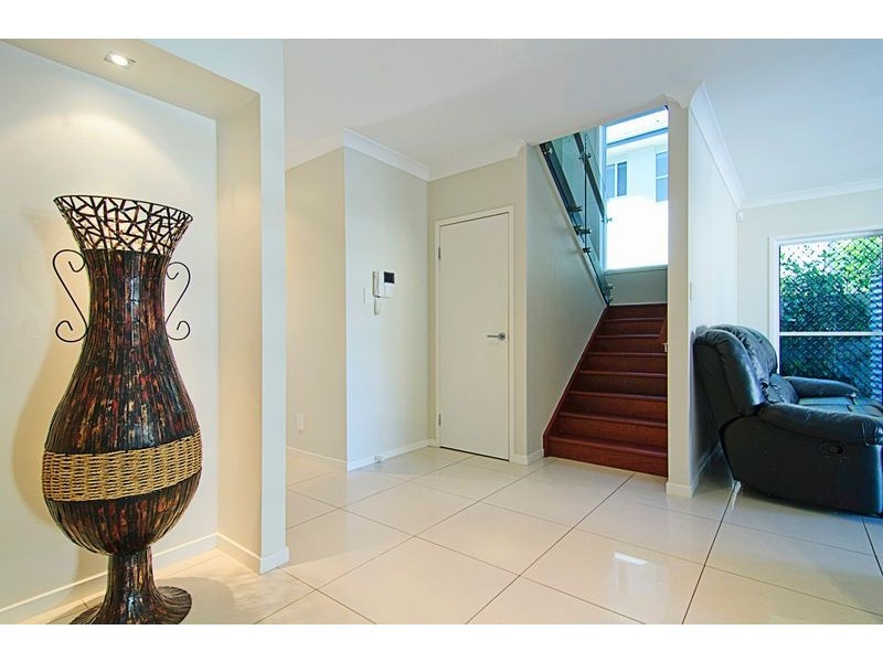 1 Onshore Pl, Helensvale QLD 4212