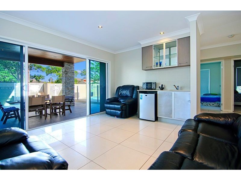 1 Onshore Pl, Helensvale QLD 4212