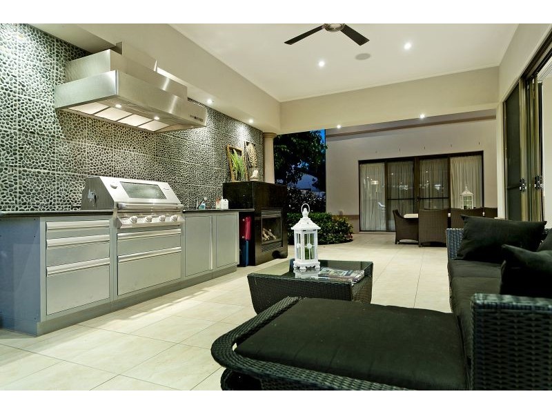 2506 Cressbrook Dr, Hope Island QLD 4212