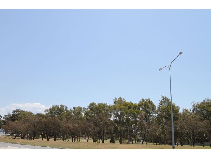 13-17 Caroline St, Woody Point QLD 4019