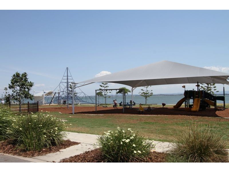 13-17 Caroline St, Woody Point QLD 4019